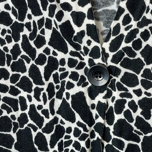 Jones New York B&W Giraffe print 1-button cardigan. Size Med. - Picture 4 of 9